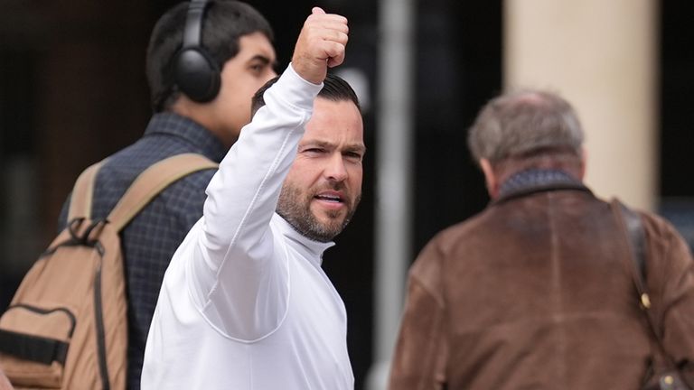 Frederick Doe, 36 let, také známý jako Frederick Sines, opustil Oxford Crown Court poté, co byl odsouzen na 21 měsíců uvěznění pozastaveno na dva roky a nařídil, aby provedl 240 hodin neplacené práce, poté, co byl shledán vinným ze spiknutí, aby přenesl trestní majetek, nad krádeží Pho Photo Photo. Viz Pla Story Courts Blenheim. Foto kredit by měl číst: PA Wire