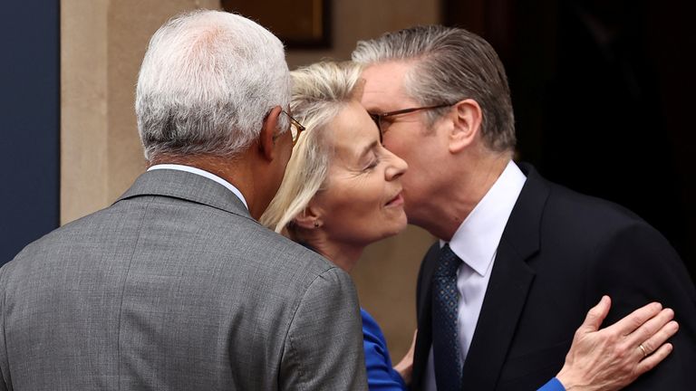 Britský předseda vlády Keir Starmer políbí předseda Evropské komise Ursula von der Leyen, když ji pozdraví a předseda Evropské rady Antonio Costa, když dorazí k účasti na summitu Spojeného království-EU v Lancaster House v Londýně 19. května 2025.