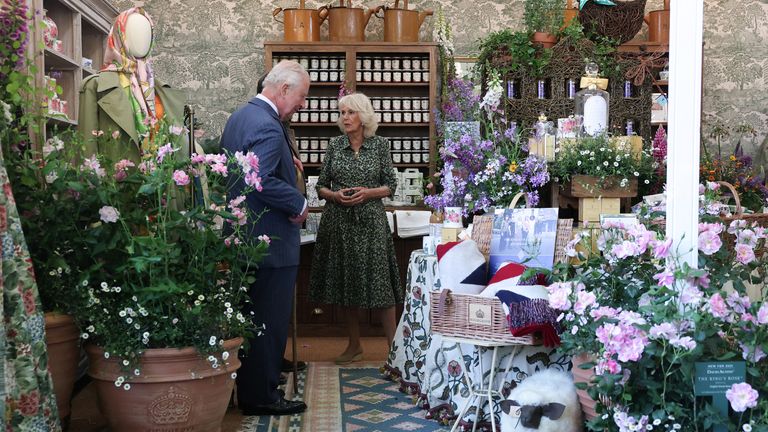 Král Charles III, patron Královské zahradnické společnosti a Queen Camilla se rozhlížejí po displejích v obchodě Highgrove, během návštěvy květinové show RHS Chelsea v Královské nemocnici Chelsea v Londýně. Datum obrázku: pondělí 19. května 2025. Toby Melville/PA