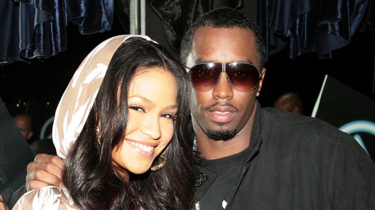 Miami Beach, FL - 6. září 2006: Sean " Diddy" Combs spolu s jeho novým umělcem Cassie a přítelem Young Joc pozice na Power 96 Beakfast with "P diddy live v klubu Deep". 6. září 2006 v Miami Beach na Floridě. Lidé: Sean "Diddy" Hřebeny; Cassie Credit: Hoo-Me / Mediapunch / IPX