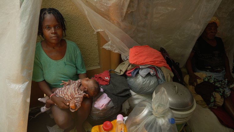 Barbara Gashwi a Baby Jenna v Port-au-Prince, Haiti 