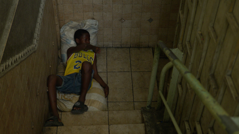 Chlapec v táboře pro přemístění port-au-a-prince, haiti pic poslal tým Ramsay pro Haiti Story 1 