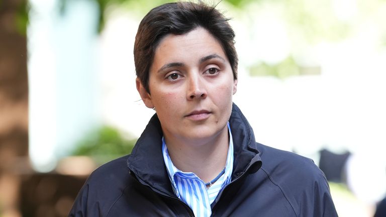 Policejní důstojník Sussexu PC Rachel Comotto na Southwark Crown Court v Londýně, kde jsou ona a PC Stephen Smith obviněni z útoku, který způsobuje skutečné ublížení na zdraví nad jejich používáním síly proti 93letému postiženému muži s demencí, Donald Burgess, v jeho pečovatelském domě v St Leonards-on-Sea. Datum obrázku: pondělí 19. května 2025.
