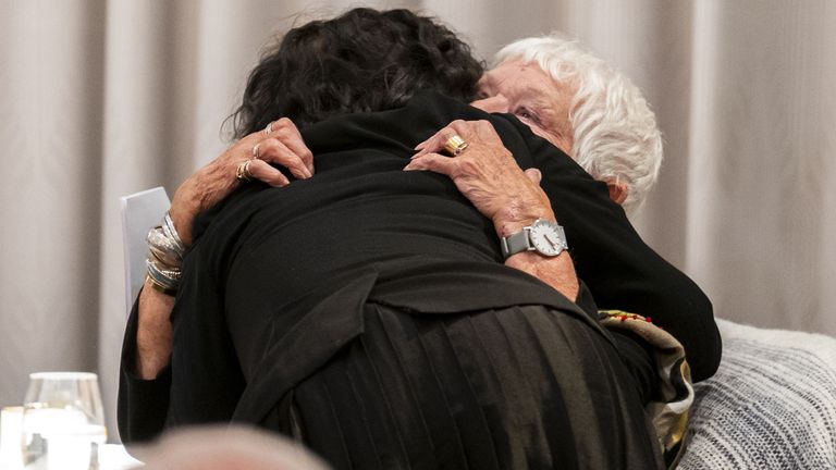 Dame Judi Dench objímá svou dceru Finty Williams. Pic: Pa