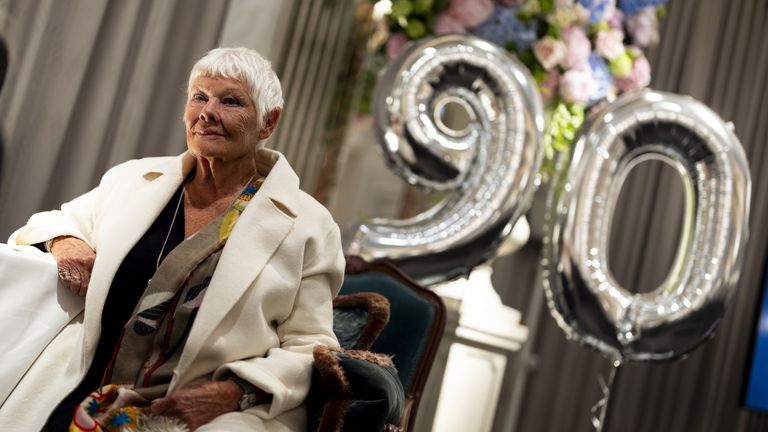 Dame Judi sedí, zatímco Frances Segelman ji vyřeší. Pic: Pa