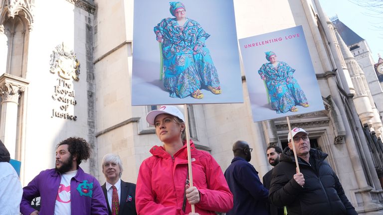 Demonstranti mimo královské soudy spravedlnosti v centru Londýna, před slyšením v právní výzvě proti charitativní komisi o jeho zprávě do kolapsové charitativní organizace, Kids Company. Michael-Karim Kerman, bývalý klinický ředitel společnosti Kids Company, přináší právní výzvu místo Camily Batmanghelidjh, která zahájila akci před její smrtí v lednu 2024. Datum obrázku: Středa 19. března 2025. Foto kredit by měl číst: Lucy North/PA Wire 