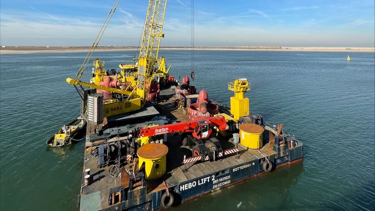 Nedatovaná letáková fotografie vydaná TMC Marine z Hebo Lift 2, která bude použita v operaci obnovy k načtení technologického magnáta Mika Lynche's Sunken Superyacht Bayesian.  Pic: TMC Marine/PA