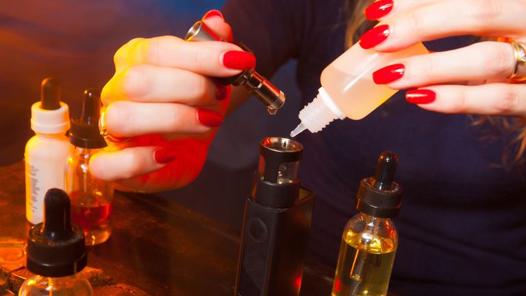 Kapalina se přidává do vape. Obrázek: Istock