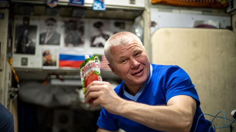 Roscosmos Cosmonaut Oleg Novitskiy předvádí tašku na pití během poledního jídla na palubě Mezinárodní vesmírné stanice v roce 2021. Soubor Pic: NASA