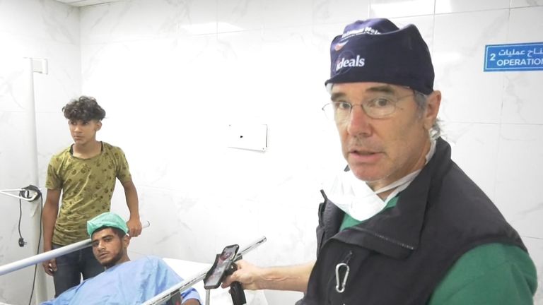 Dr. Tom Potokar s pacientem v nemocnici Amal
