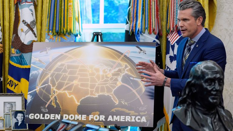 Ministr obrany Pete Hegseth hovoří během akce s prezidentem Donaldem Trumpem v oválné kanceláři Bílého domu v úterý 20. května 2025 ve Washingtonu. (AP Photo/Alex Brandon)
