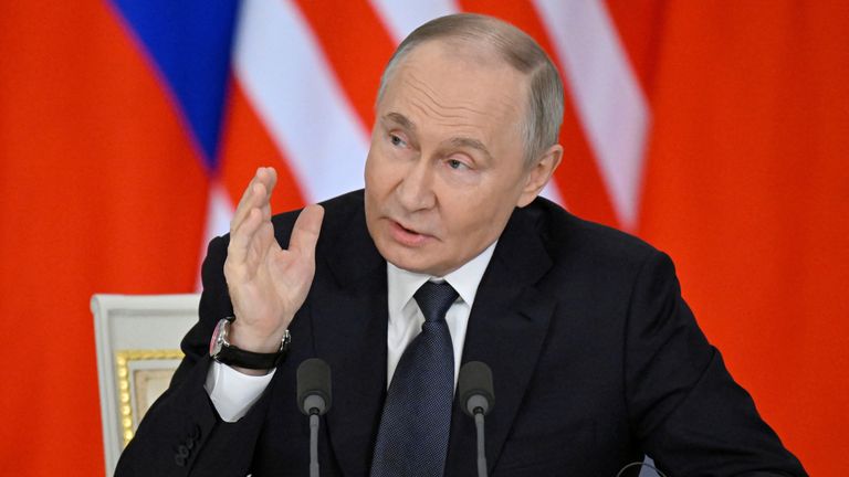Ruský prezident Vladimir Putin hovoří během společných médií s malajským premiérem Anwarem po rozhovorech v Kremlu v Moskvě v Rusku 14. května 2025. Alexander Nemenov/Pool přes agenturu Reuters