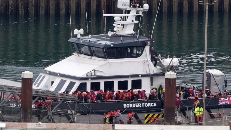 Skupina lidí, kteří se domnívali, že jsou migranti, jsou přivedeny do Doveru, Kent, na palubě nádoby na hraniční sílu po malém incidentu lodi v kanálu. Datum obrázku: Středa 21. května 2025. Typ mimu: Obrázek/JPEG Šířka: 2208 Výška: 1472 Držitel autorských práv: Gareth Fuller/PA Wire Copyright Oznámení: © 2025 PA Media, všechna práva vyhrazena obrázek: