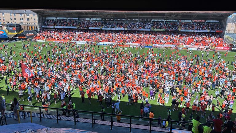 Fanoušci napadnou hřiště po vítězství Dundee United nad Aberdeenem v Tannadice Parku v Dundee. Datum obrázku: Sobota 17. května 2025. Obrázek: PA 