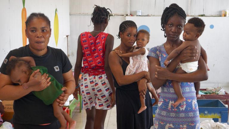 Matky a děti v nemocnici Fontaine na Haiti.