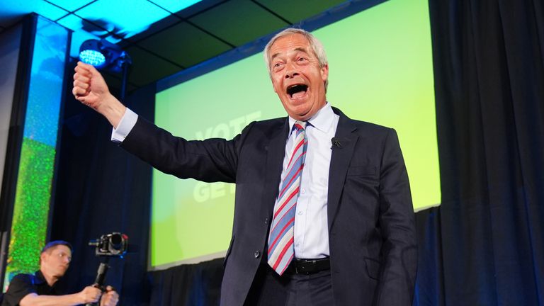Reformní britský vůdce Nigel Farage během návštěvy velkého klubu v Newton Aycliffe, County Durham.