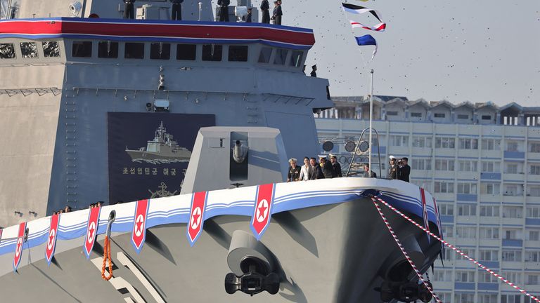 Kim Jong Un a jeho dcera Kim Ju Ae minulý měsíc při zahájení dalšího ničitele. Pic: Reuters