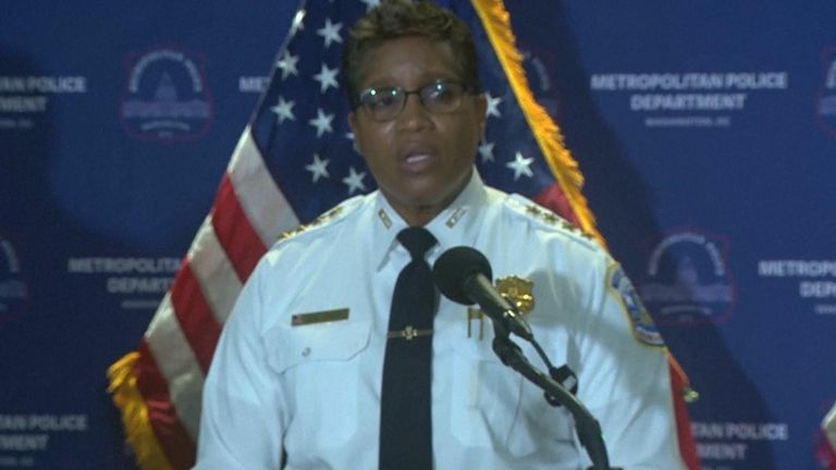 Policejní šéf Pamela Smith poskytuje podrobnosti o střelbě dvou izraelských dělníků velvyslanectví ve Washingtonu DC