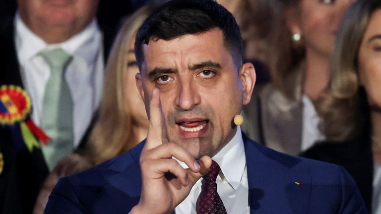 Prezidentský kandidát George Simion reaguje na první ukončení průzkumů veřejného mínění druhého kola prezidentských voleb před parlamentem v Bukurešti v Rumunsku, 18. května 2025. Reuters/Louisa Gouliamaki