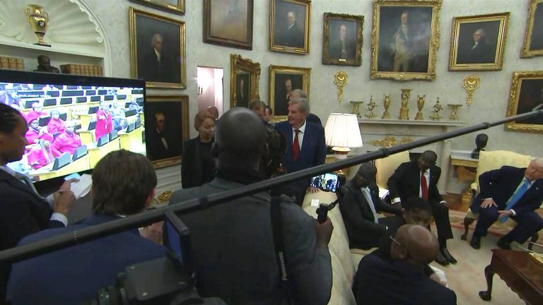 Ramaphosa, Trump a shromážděný tisk sledující videa na velké obrazovce v oválné kanceláři 