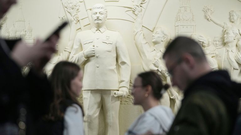 "Vděčnost lidí vůdci" Zobrazení sovětského vůdce Josepha Stalina na stanici metra Taganskaya v Moskvě.  Pic: AP/Pavel Benyakov