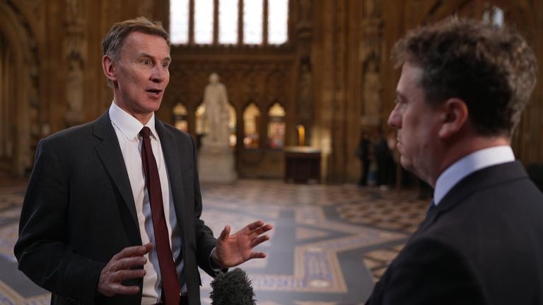 Jeremy Hunt řekl Sky News "Převážná většina zvláštního financování NHS se dostala do výplatních výstupů, aniž by na oplátku žádala o produktivitu"