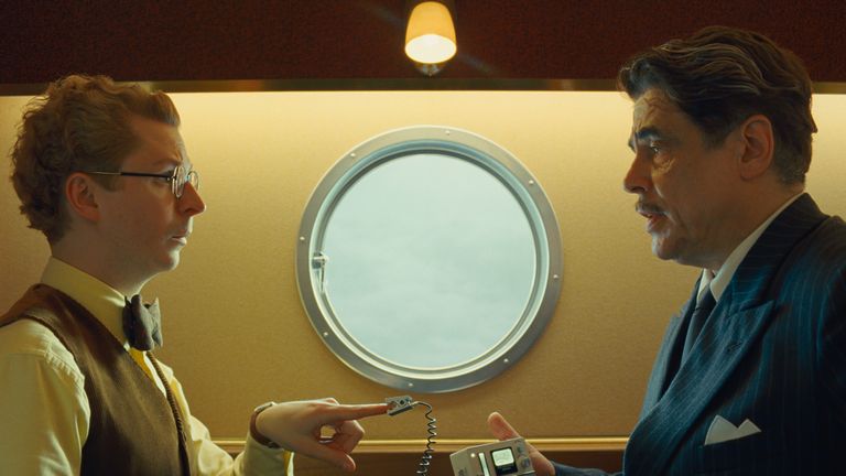 (L až R) Michael Cera jako Bjorn a Benicio del Toro jako ZSA-ZSA Korda v režisérovi Wes Andersonovi The Phoenical Schéma, Fólie vydává vydání. .Credit: S laskavým svolením zaostřovacích prvků .. 2025 Všechna práva vyhrazena.