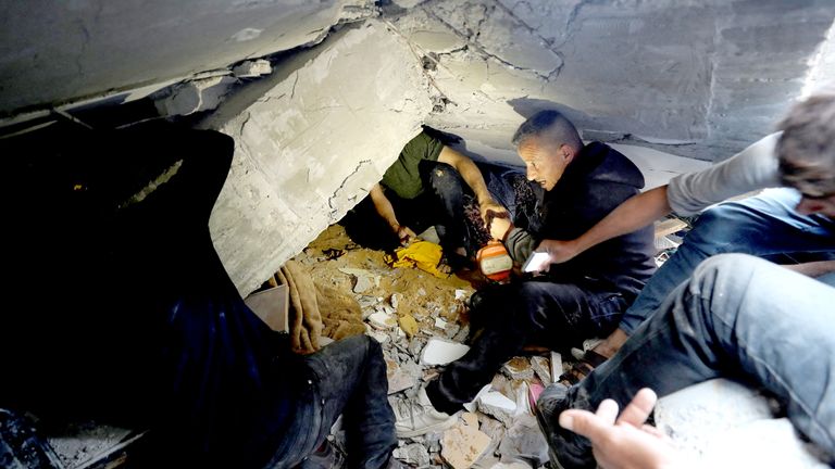 Palestinci hledají oběti v místě izraelského stávky na dům v Jabalii, v severním pásmu Gazy 23. května 2025. Reuters/Mahmúd Issa