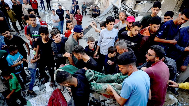 Palestinci nesou tělo v místě izraelské stávky v domě v Jabalii v severní Gaze.  Pic: Reuters