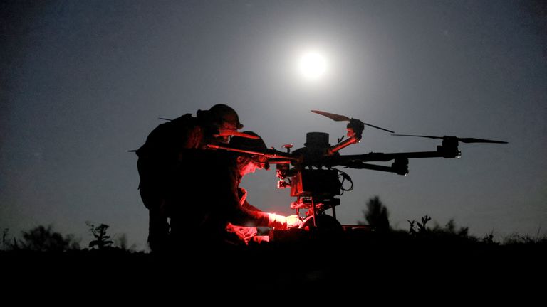 Správce 24. mechanizovaného krále Danylo Brigade připraví kazhan těžký bojový dron poblíž frontline město Chasiv Yar.  Obrázek: 24. král Danylo Samostatné brigády/Reuters