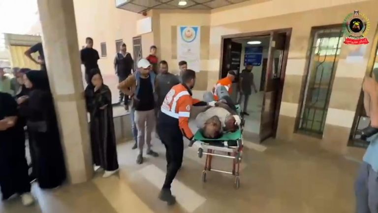 Hamdi Al Najjar, manžel Dr. Al Najjar, který je také doktorem, je vzato do nemocnice. Pic: Palestinská civilní obrana