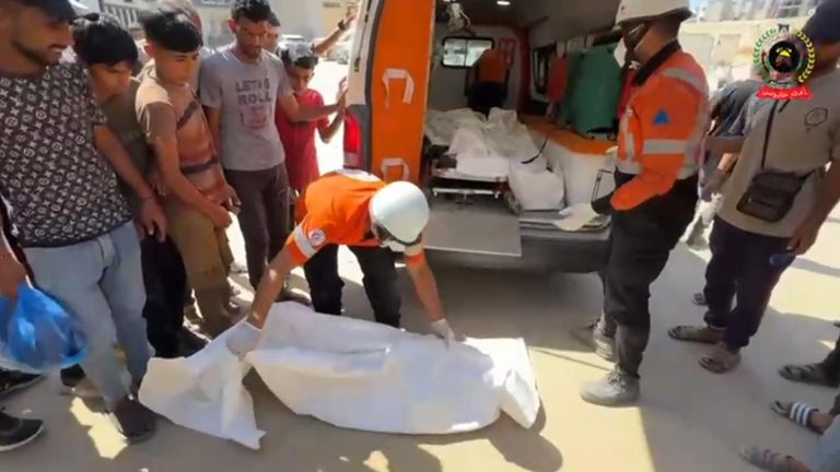 Záchranáři vykládají dětská těla. Pic: Palestinská civilní obrana