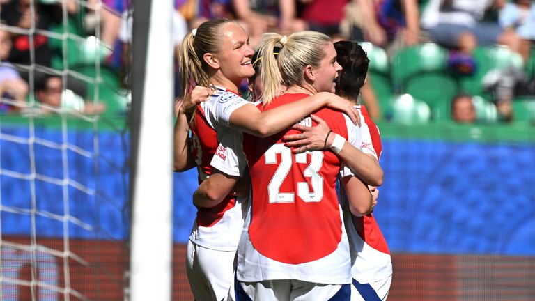Arsenalova Alessia Russo (Center) slaví první gól hry, než byl ovládán offside. Pic: Pa