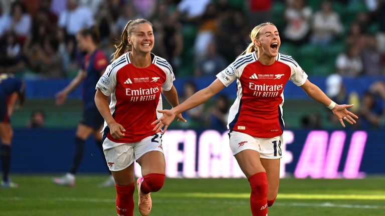 Arsenal's Chloe Kelly (vpravo) slaví vítězství Ligy mistrů. Pic: Pa