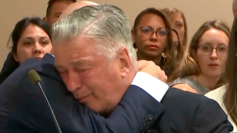 Herec Alec Baldwin reaguje poté, co soudce vyhodil nedobrovolný případ zabití pro fatální střelbu kameramany Hutchin Hutchins během natáčení západního filmu 2021 "Rez," Pátek 12. července 2024 u okresního soudu v okrese Santa Fe v Santa Fe, NM (video bazény přes AP)