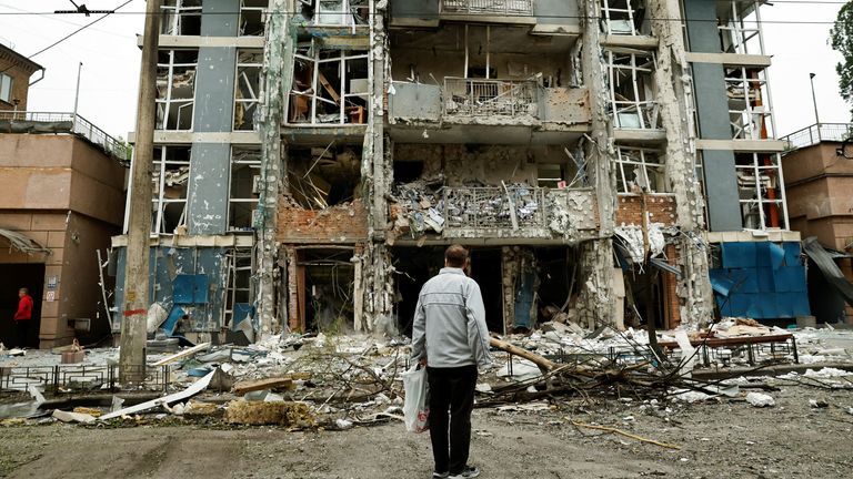 Obyvatel se dívá na bytový dům, který byl poškozen ruským stávkem dronů.  Pic: Reuters