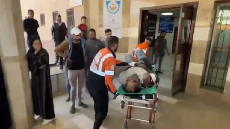 Hamdi Al Najjar, manžel Dr. Al Najjar, který je také doktorem, je vzato do nemocnice. Pic: Palestinská civilní obrana