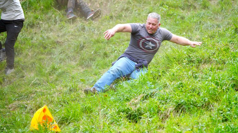 Účastníci se účastní každoročního válcování sýra na kopci Cooper's Hill v Brockworth v Gloucestershire.   Pic pa