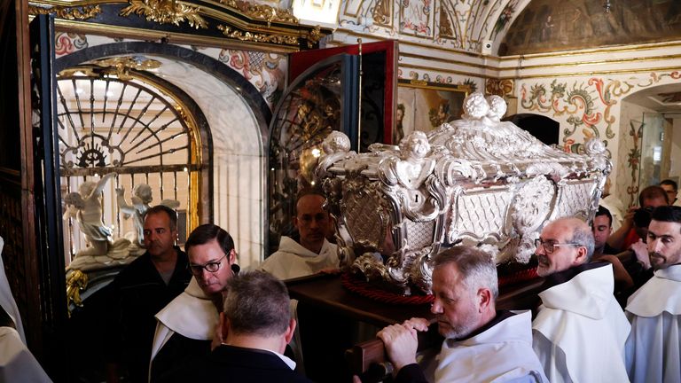 Náboženský přenos v průvodu Stříbrná rakev obsahující zbytky svatého Teresy z ..vila, španělského svatého, mystického a náboženského reformátora 16. století, před jejím pohřbením v Alba de Tormes, Salamanca, severozápadní Španělsko, v pondělí 26. května 2025. (Manuel ...