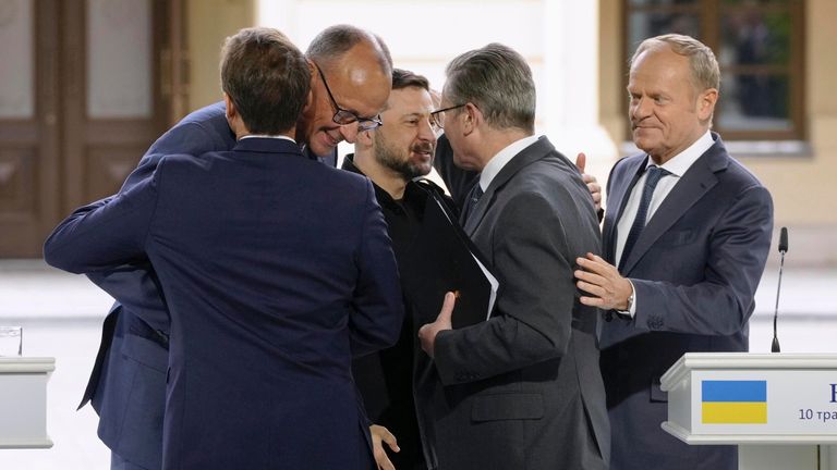 Emmanuel Macron, Friedrich Merz, Volodymyr Zlenskyy, Sir Keir Starmer a Donald Tusk v Kyjevě 10. května. Obrázek: AP