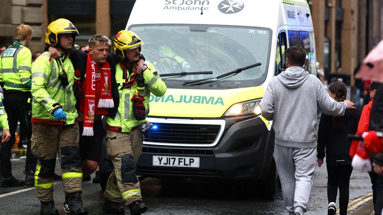 Ventilátor je odvezen pohotovostními službami při incidentu, který se týká automobilu a příznivců během akčních obrázků Victory Parade prostřednictvím agentury Reuters/Lee Smith