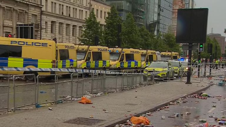 Policejní dodávky lemují ulice v Liverpoolu