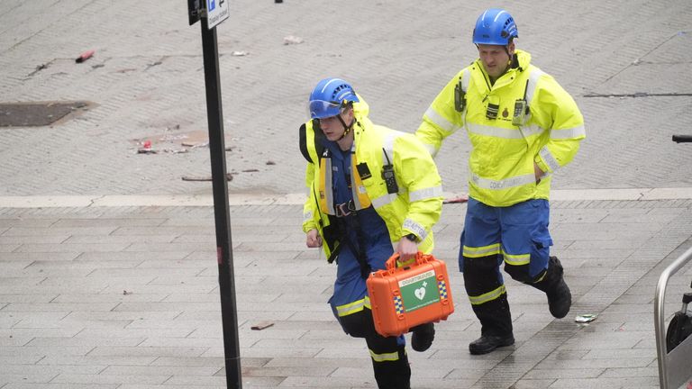 Pohotovostní personál byl viděn, jak se vrhá na scénu. Pic: Pa