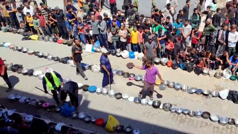Lidé ve West Gaza se postaví, aby přijímali jídlo poté, co Izrael uvedl, že zvedl 11týdenní blokádu a povolil kolem 300 pomoci.