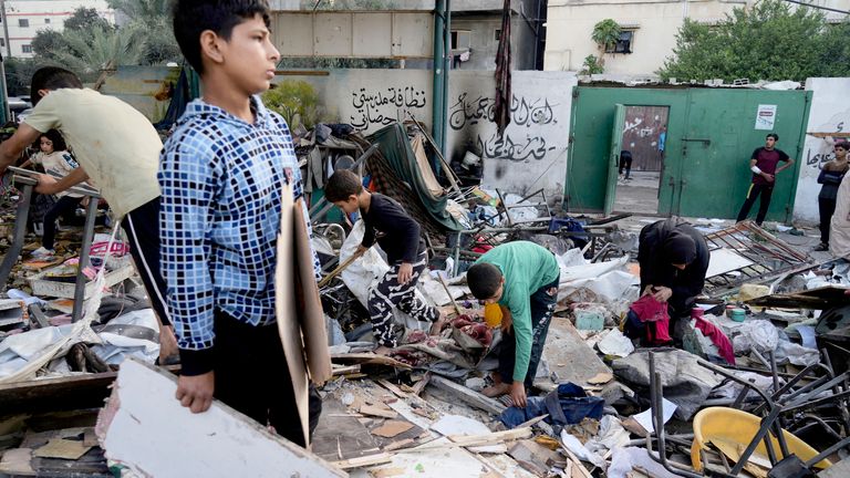 Palestinci kontrolují škodu ve škole používané jako úkryt vysídlenými obyvateli, které zasáhly izraelskou vojenskou stávku a zabily v Gaze nejméně 36 lidí.  Pic: Ap 