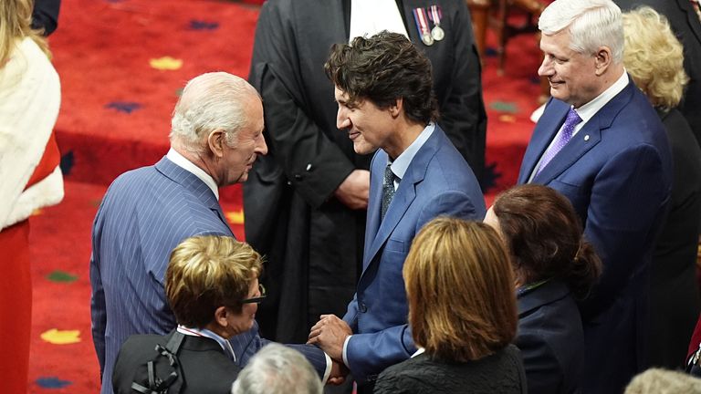 Král Charles hovoří s bývalým kanadským premiérem Justinem Trudeauem. Pic: Pa