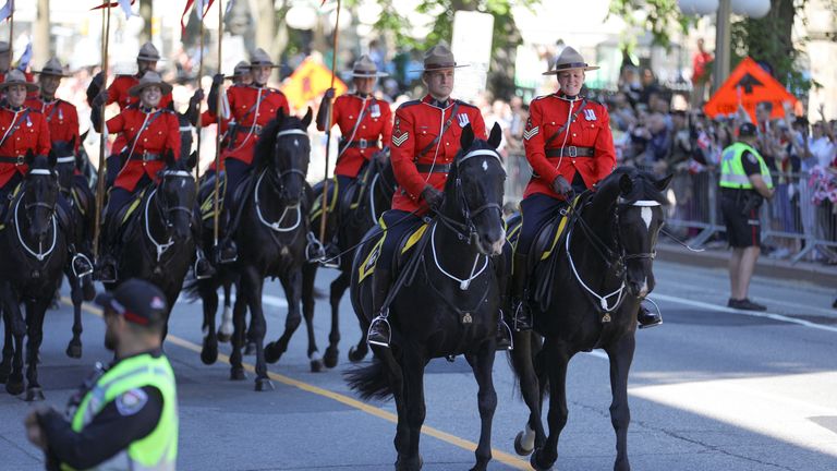 Royal Canadian Mounted Police (RCMP) Důstojníci při jízdě na koni směrem k budově Senátu Kanady v den britské návštěvy krále Charlese v Ottawě v Ontariu v Kanadě.  Pic: Reuters