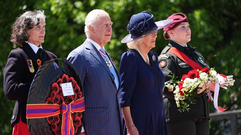 Charles a Camilla položili věnec na národní válečný památník v Ottawě. Pic: Pa
