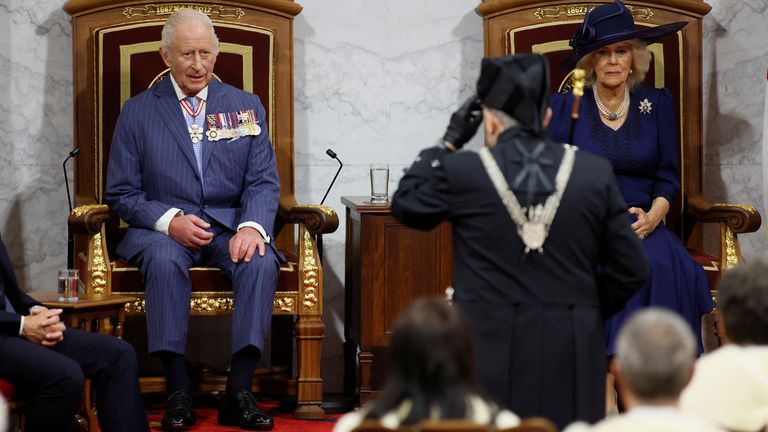 Král Charles a Queen Camilla navštěvují Senát.  Pic: Reuters