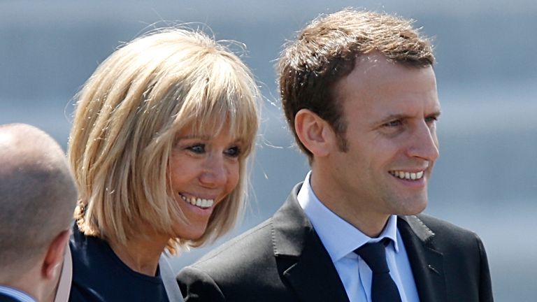 Ministr francouzské hospodářství Emmanuel Macron (R) a jeho manželka Brigitte Trogneux se účastní vojenského přehlídky Bastille Day na Champs-Elysees v Paříži, 14. července 2016. Reuters/Charles Platiau